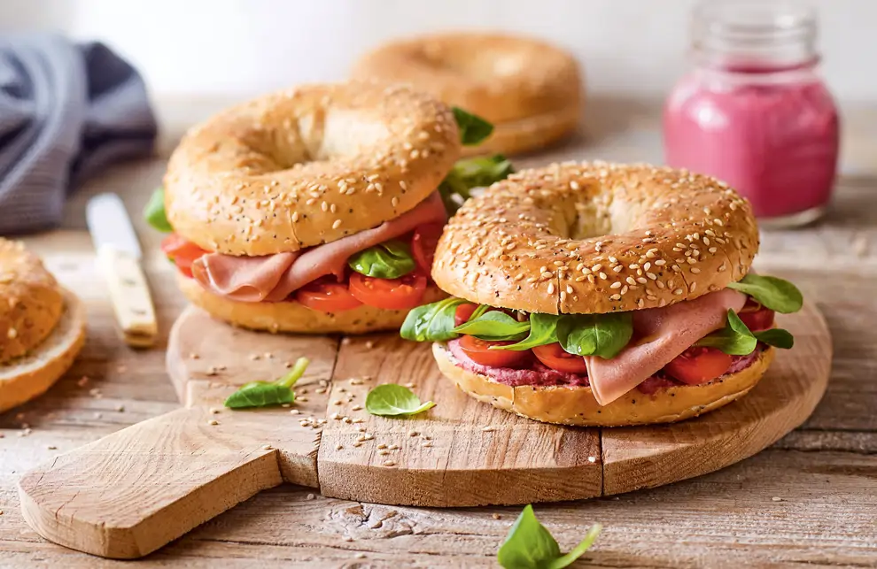 Bagel de pavo con hummus de remolacha antioxidantes