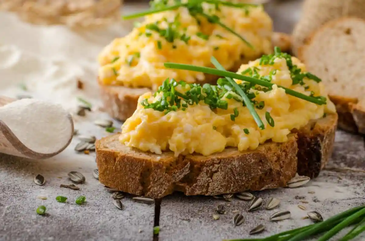 Tosta con huevos revueltos proteína desayuno fácil