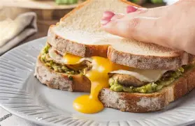 Sándwich de aguacate y huevos